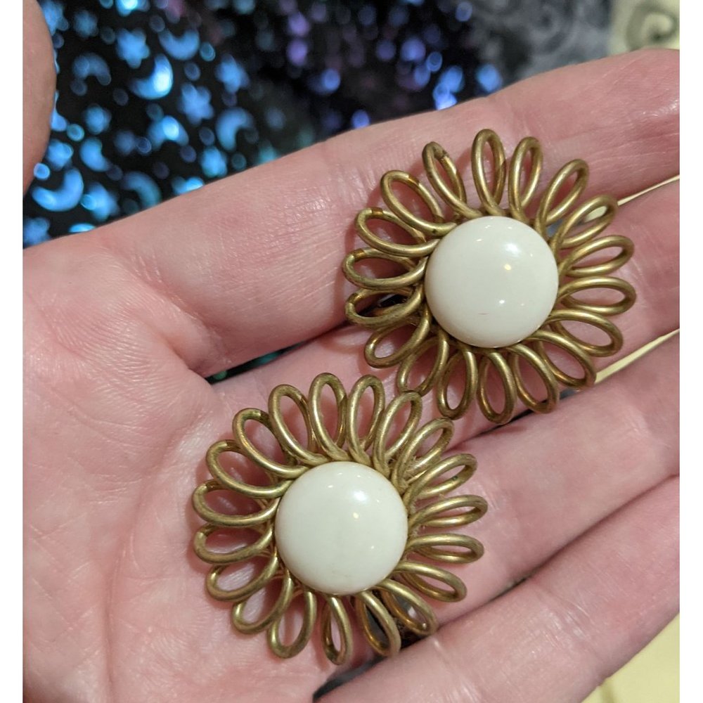 Gold Tone And Cream Wire And Acrylic Sun/Flower Clip On Earrings